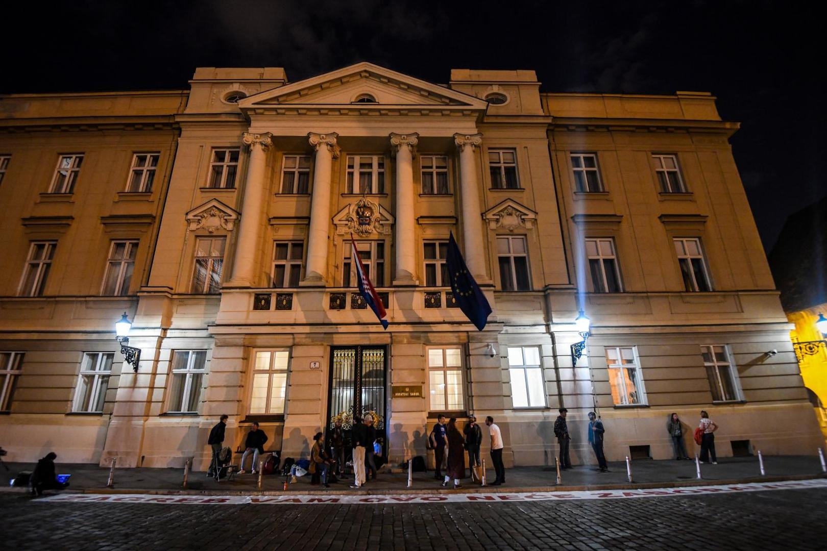 17.05.2020., Zagreb  -  Politicka platforma Mozemo prosvjeduje na Markovom trgu. Kazu kako su zauzeli Markov trg, na kojem ce ostati do kraja sutrasnje sjednice Sabora. Zastupnicima porucuju da im Zagreb nece zaboraviti da su im izbori vazniji od sudbina ljudi koji su ostali bez krova, djece koja nemaju vrtice i skole, bolesnika koji nemaju bolnice i svih onih koji riskiraju zivot prolazeci centrom Zagreba.  Photo: Josip Regovic/PIXSELL