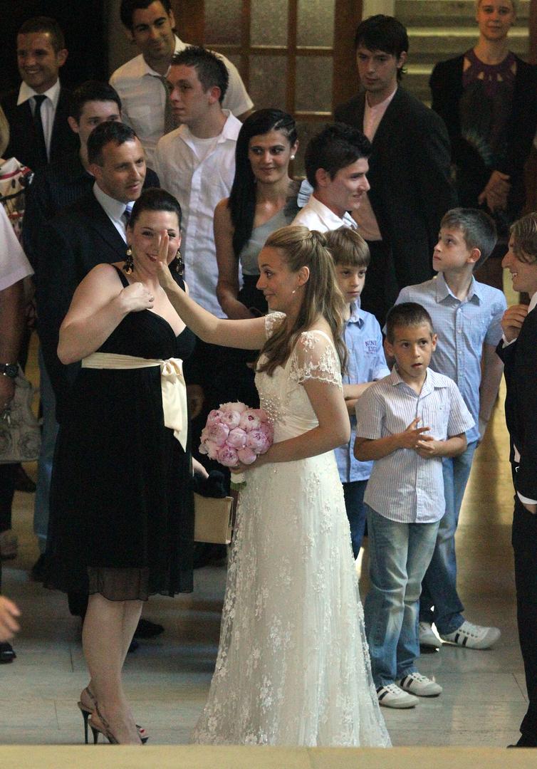 U crkvi Majke Božje Lurdske u Zagrebu par je razmijenio bračne zavjete, a Vanju je do oltara dopratio Zdravko Mamić.