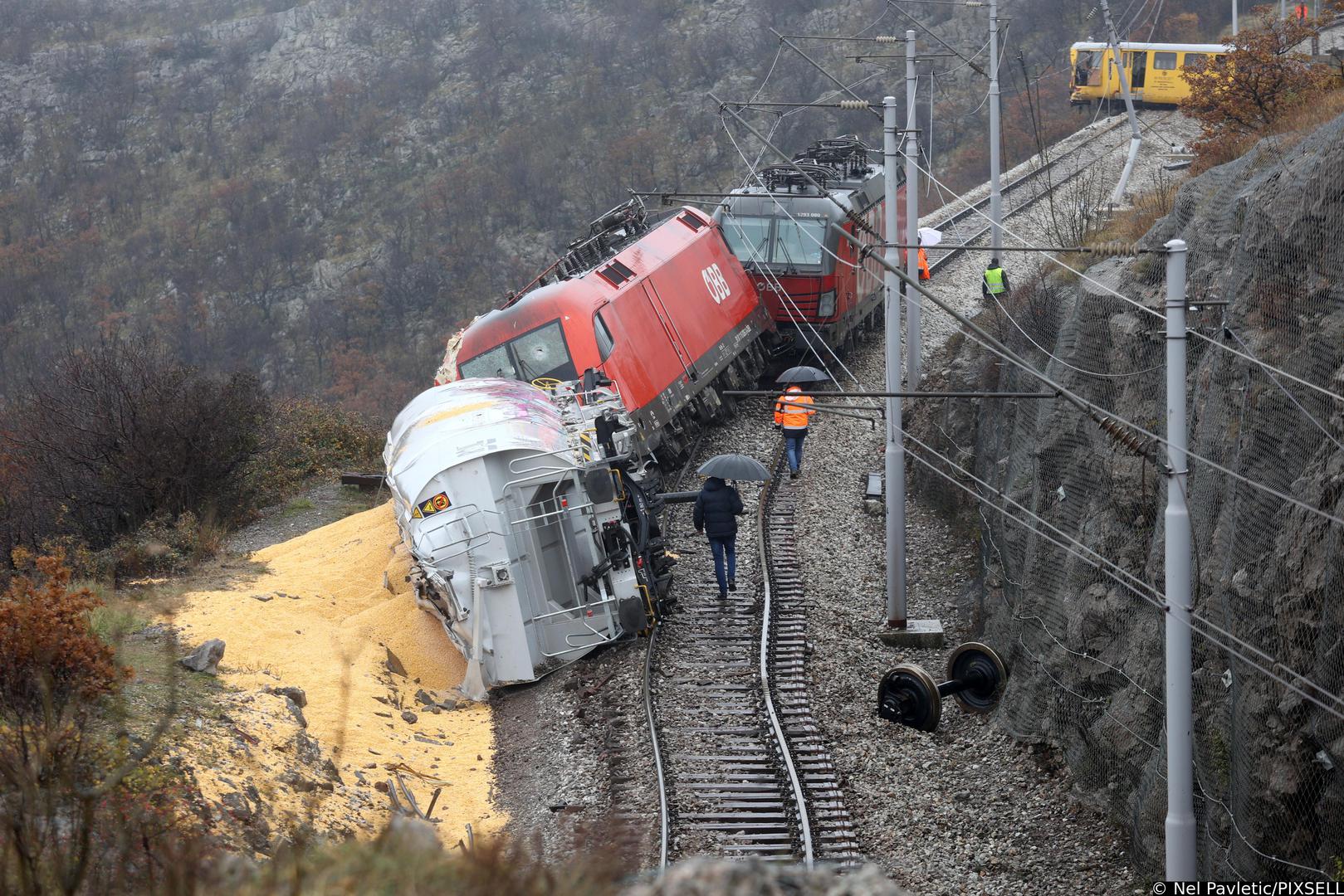 12.12.2023.., Rijeka -  Izmedju kolodvora Meja i Skrljevo jucer je  je do sudara teretnog vlaka prijevoznika Rail Cargo Carrier - Croati i pruznog vozila TMD HZ Infrastrukture.Danas je pocelo je izvlacenje vlaka Photo: Nel Pavletic/PIXSELL