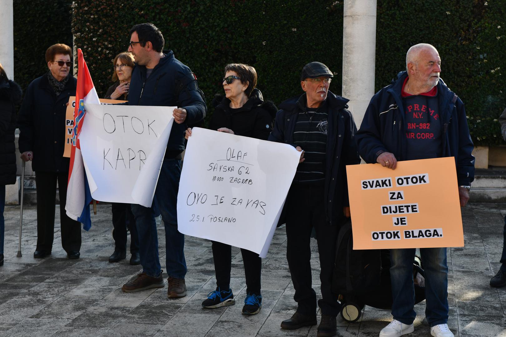 05.02.2024., Sibenik - Prosvjed mjestana Kaprija ispred gradske uprave u Sibeniku zbog novog brodskog trajektnog pristanista. Photo: Hrvoje Jelavic/PIXSELL