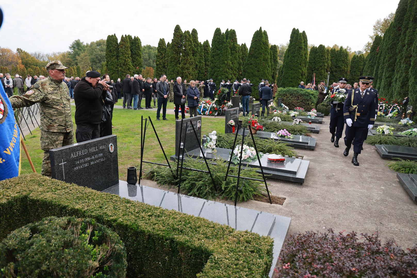 16.10.2024., Vukovar - Memorijalno groblje zrtava iz Domovinskog rata, Obilježavanje 33. godisnjice pogibije general-bojnika Blage Zadre i pukovnika Alfreda Hilla. Program obiljezavanja zapoceo je polaganjem vijenaca na mjesta vjecnih pocivalista general-bojnika Blage Zadre i pukovnika Alfreda Hilla. Photo: Davor Javorovic/PIXSELL