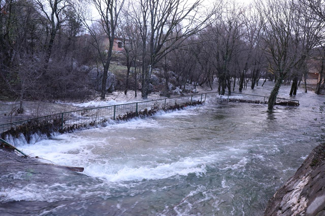 Nakon obilnih kiša voda se povlači na području Dicma