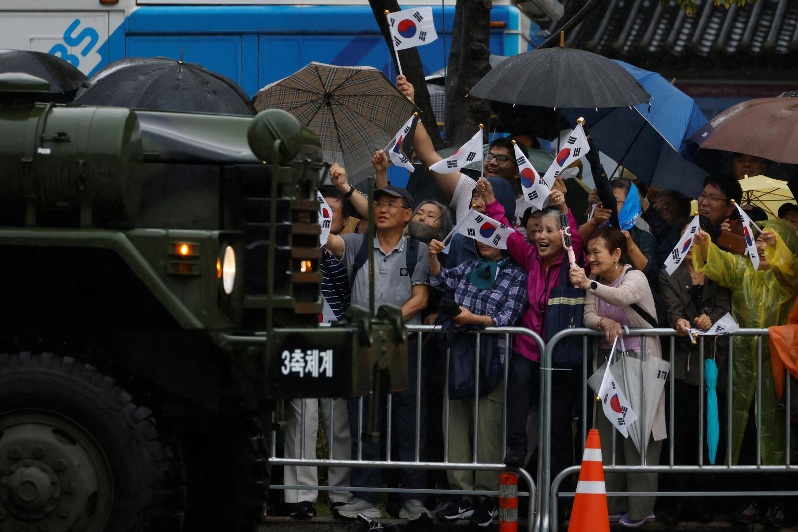 Parada je organizirana u sklopu obilježavanja južnokorejskog Dana oružanih snaga, inače prigušenog događaja u odnosu na masovne događaje koje je Sjever organizirao pod vođom Kim Jong Unom, a koji uključuju strateško oružje poput interkontinentalnih balističkih projektila (ICBM).