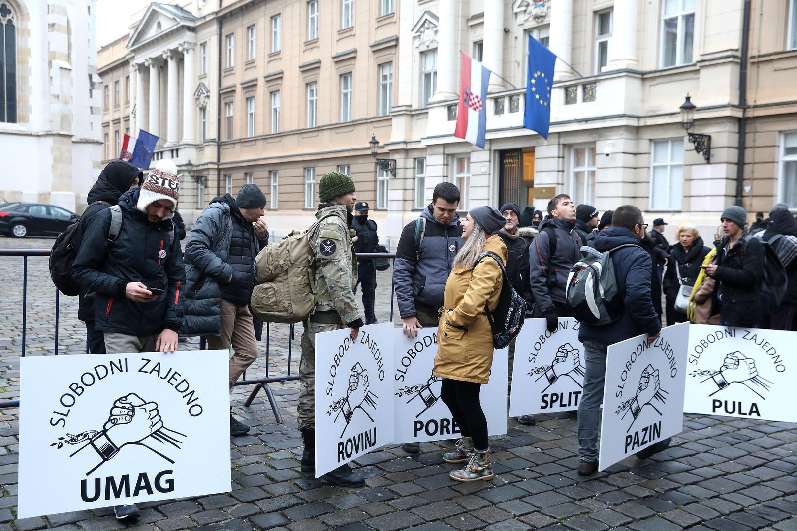 15.12.2021., Zagreb -Udruge i inicijative koje se protive covid mjerama pozvale su gradjane da u vrijeme glasovanja u Saboru oko Markovog trga u Zagrebu formiraju bedem – Bedem ljubavi 2. Prosvjedom nastoje srijeciti izlasavanje prijedloga Zakona o zastiti pucanstva od zaraznih bolesti kojim Vlada nastoji uvesti red u koristenje covid potvrda u svim javnim ustanovama.
Photo: Patrik Macek/PIXSELL