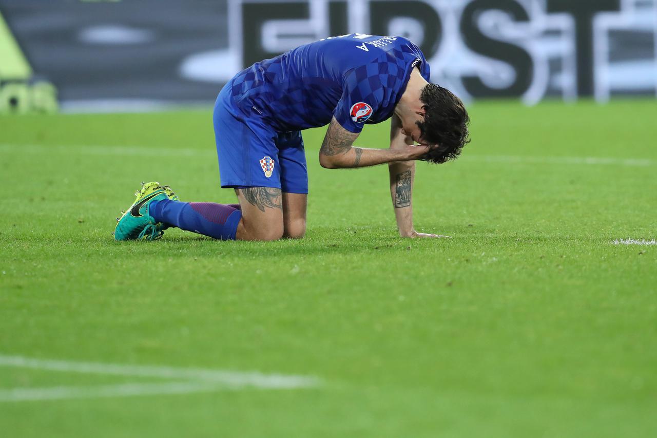 21.06.2016., Bordeaux, Francuska - UEFA EURO 2016., 3. kolo, skupina D, Hrvatska - Spanjolska. Vedran Corluka potrazio pomoc lijecnika. Photo: Goran Stanzl/PIXSELL