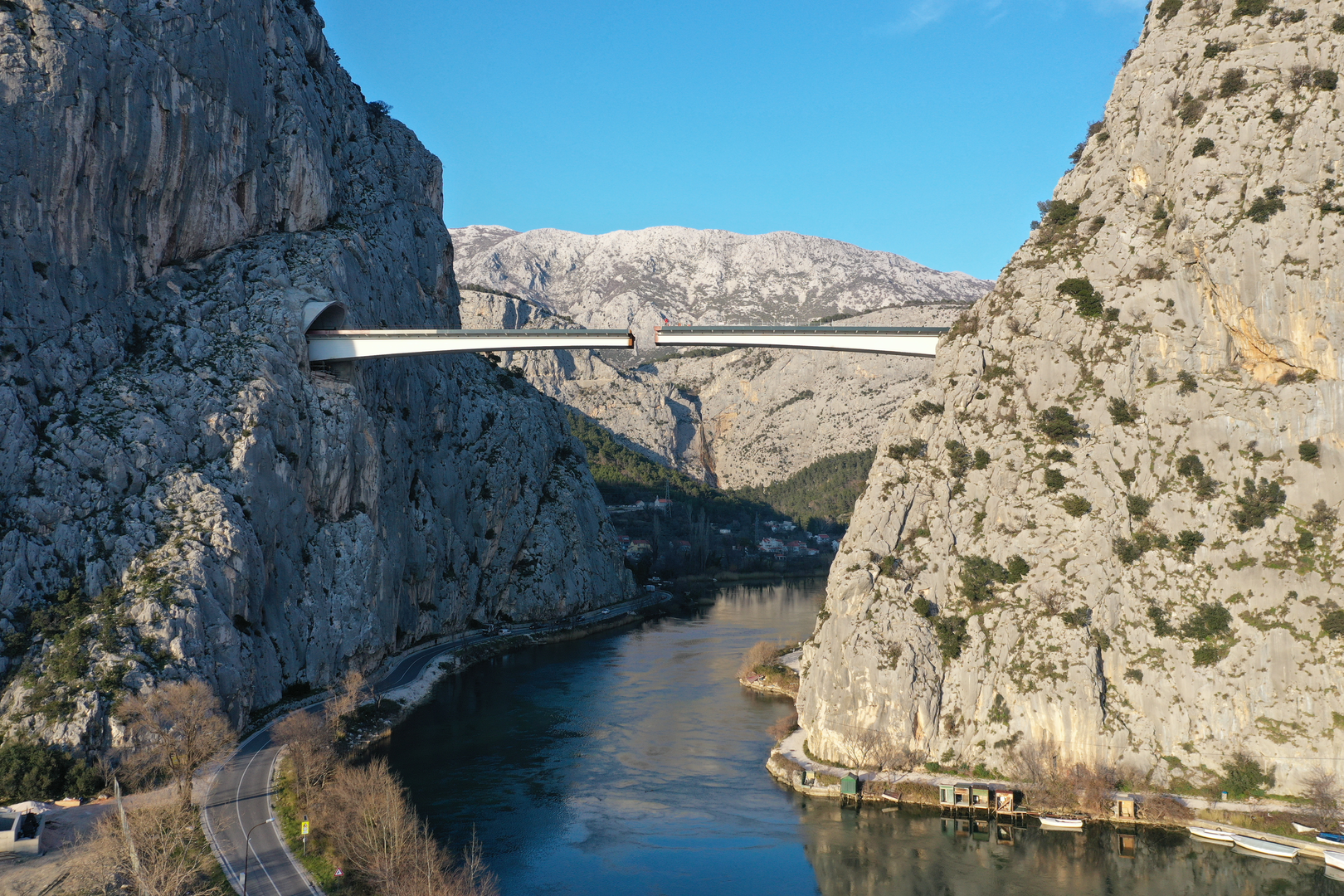 09.02.2023., Omis - Spajanje mosta iznad rijeke Cetine kod Omisa na 70 metara nadmorske visine koji je dio omiske zaobilaznice. Omiska obilaznica jedan od najvecih infrastrukturnih objekata u Splitsko-dalmatinskoj zupaniji, a zaobilaznicu ukljucuju dva tunela i most preko Cetine, tunel Komorjak dug vise od 600 metara, a Omis vise od 500 metara, dok ce most biti u duzini od 216 metara. Investitor je tvrtka Hrvatske ceste, koja je za prvu fazu brze ceste Split - Omis izdvojila 174,5 milijuna kuna, a s radovima se pocelo u rujnu 2019.  Photo: Matko Begovic/PIXSELL