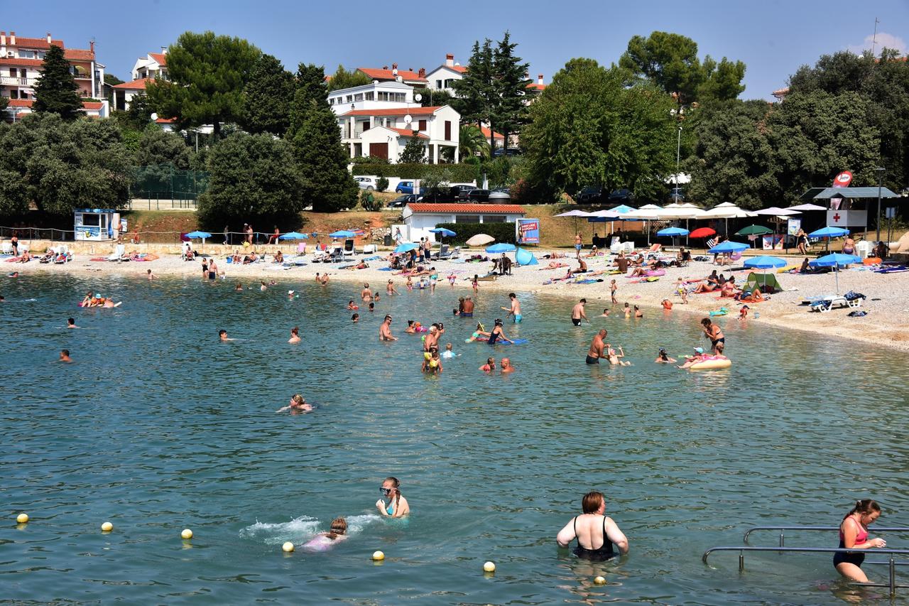 Pula: Kupači na plaži potražili osvježenje od sparina