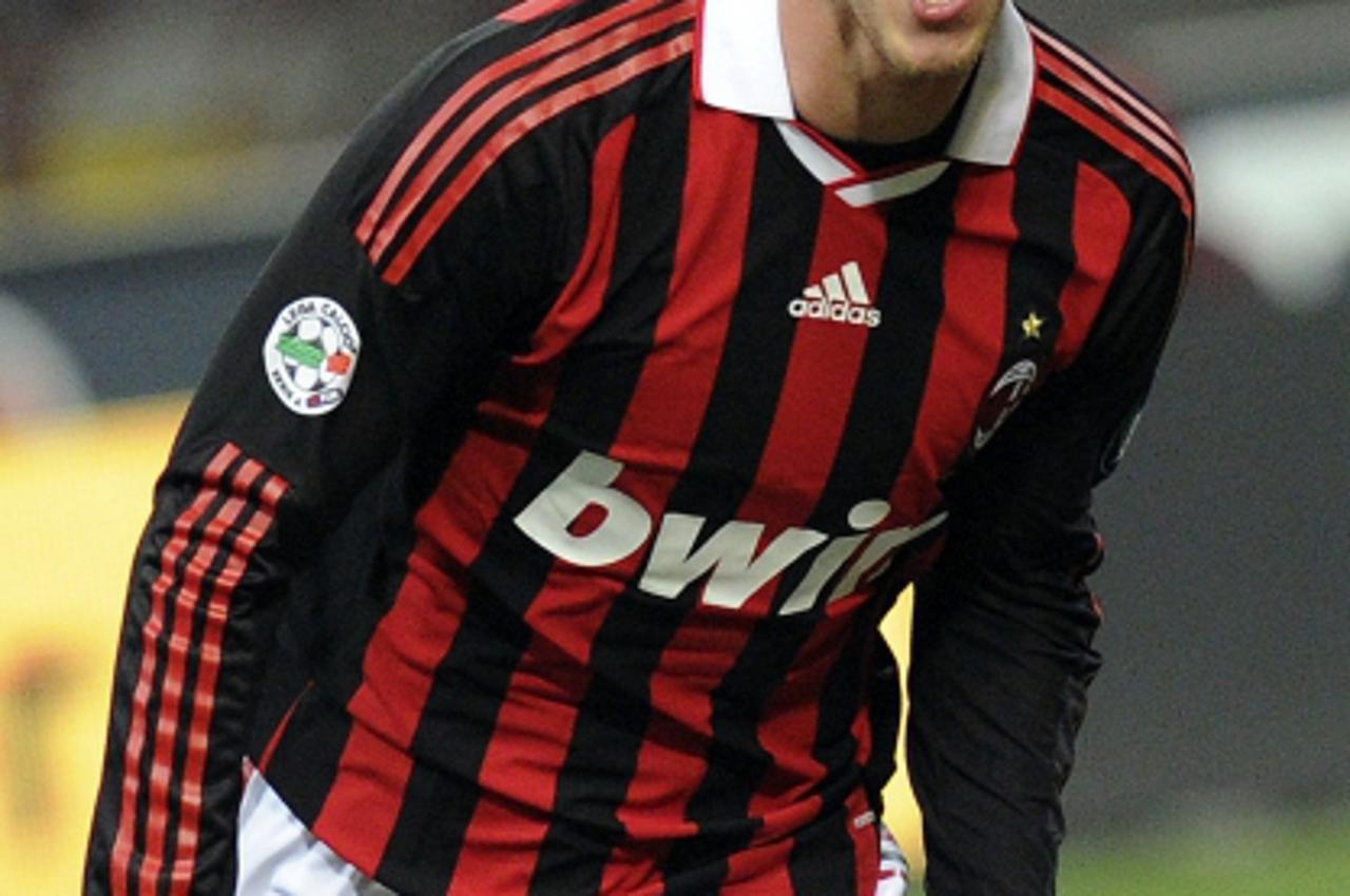 'AC Milan\'s Klass-Jan Huntelaar celebrates after scoring a third goal against Udinese during their Italian Serie A soccer match at the San Siro stadium in Milan February 12, 2010.  REUTERS/Paolo Bona