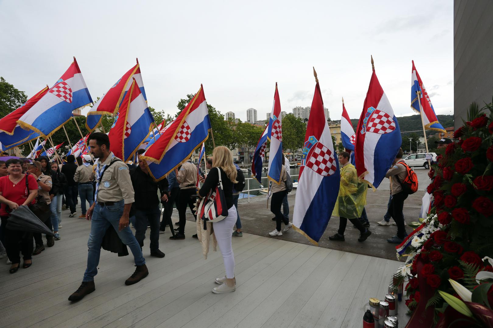 Više od tisuću sudionika mimohoda okupili su se ispred murala "VUKOVAR" u Vukovarskoj ulici, a povorka je potom krenula do Mosta branitelja, a zatim u riječku katedralu svetog Vida, gdje je služena misa za poginule branitelje i cijelu hrvatsku Domovinu.