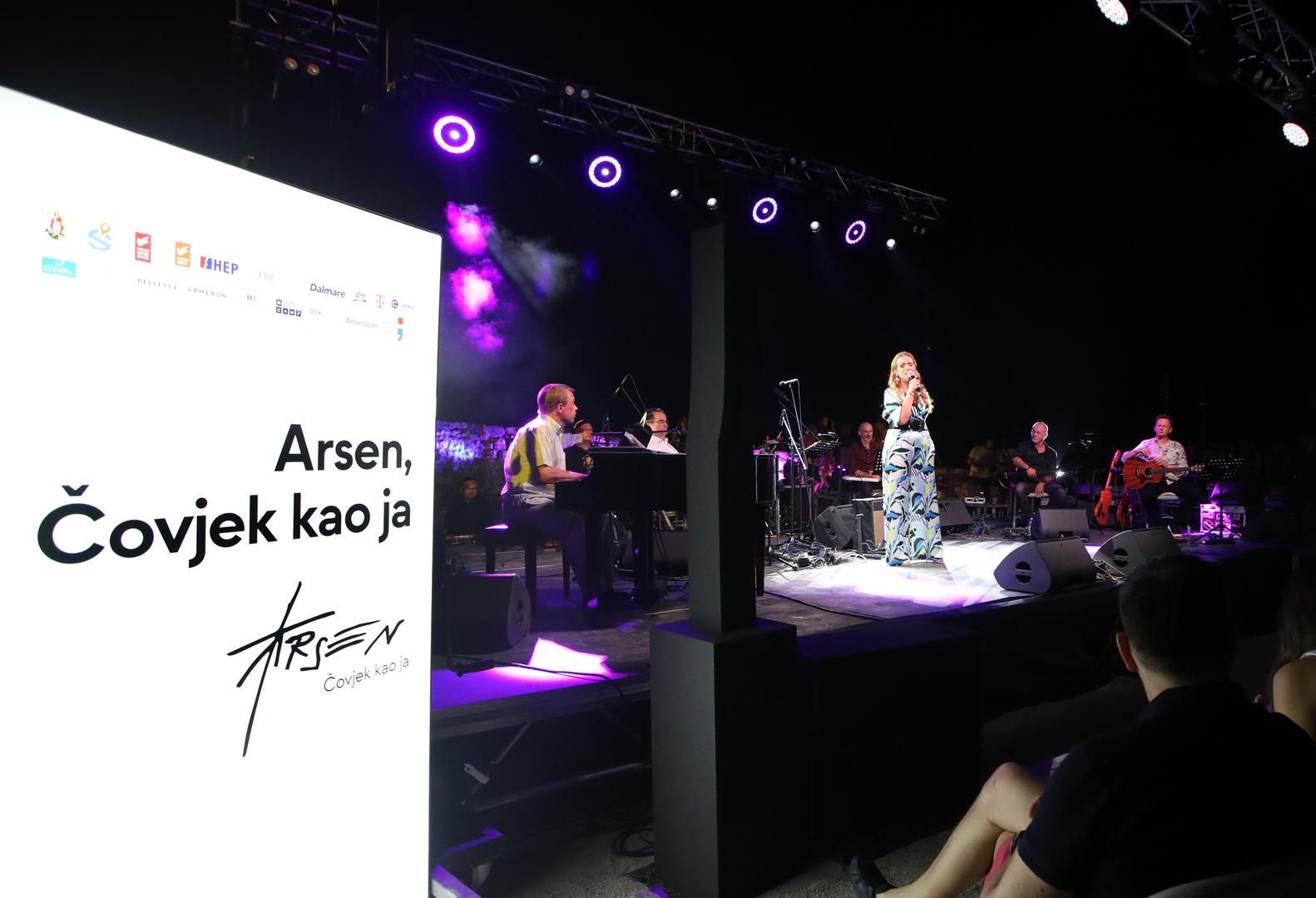 Na Tvrđavi Barone sinoć je održan koncert na kojem su Arsenove pjesme izvodili Matija Dedić, Lu Dedić, Zoran Predin, Lea Dekleva, BluVinil, Ivana Husar Mlinac, Tina Vukov, Saša Lošić Loša, Marija Mirković, Josip Palameta i Kristijan Beluhan. 