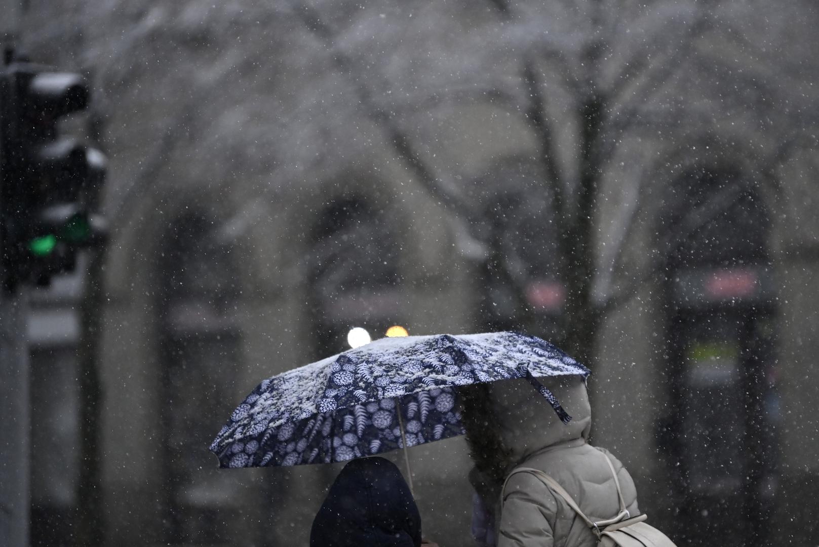 Na snazi je crveni meteoalarm za gospićku i riječku regiju te Kvarner i Kvarnerić i Velebitski kanal zbog snažnog vjetra koji će puhati do 180 kilometara na sat, ali i snijega koji bi u Lici i Gorskom kotaru mogao pasti i do 40 centimetara. 