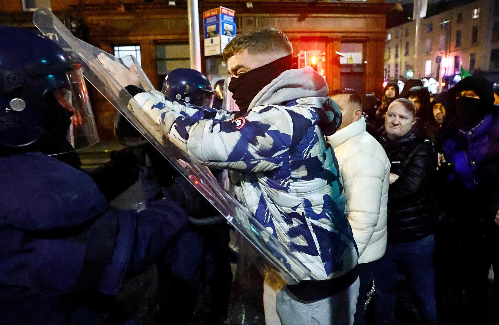 A man pushes the shield of an officer from riot police, near the scene of a suspected stabbing that left few children injured in Dublin, Ireland, November 23, 2023. REUTERS/Clodagh Kilcoyne Photo: Clodagh Kilcoyne/REUTERS