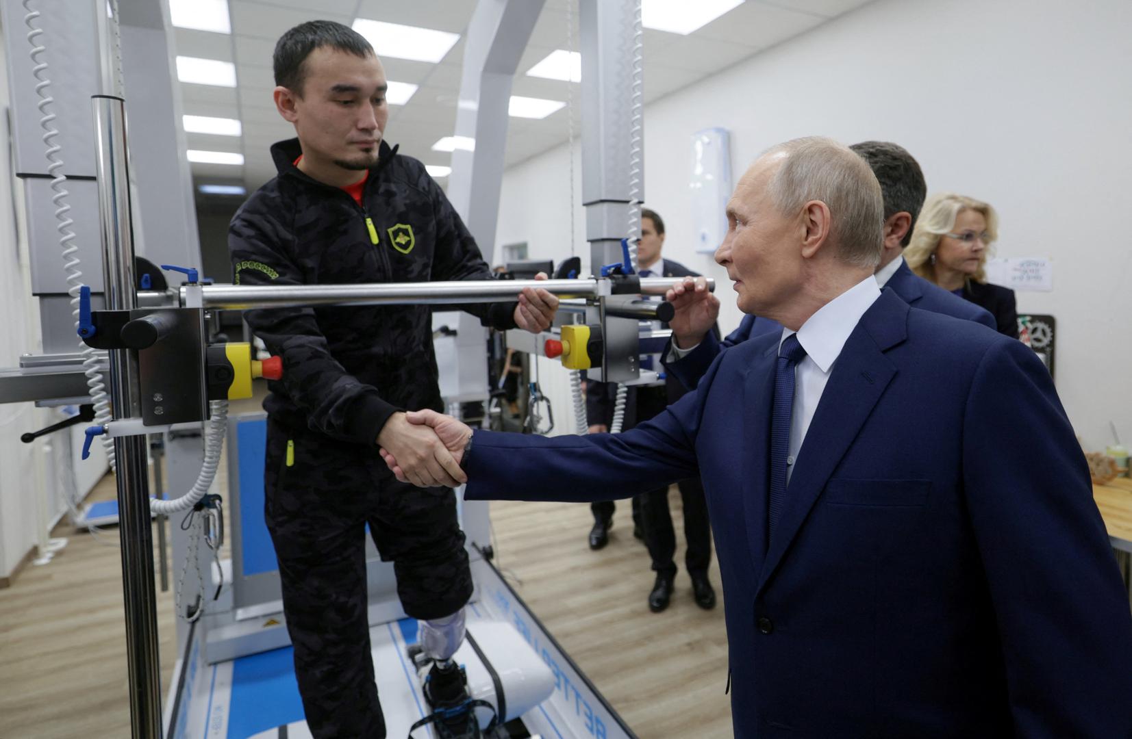 Russia's President Vladimir Putin shakes hands with a patient during a meeting with service members of the Russian armed forces, who were involved in the country's military campaign in Ukraine and currently undergo rehabilitation at the National medical research centre for traumatology and orthopedics, on International Day of Persons with Disabilities in Moscow, Russia, December 3, 2024. Sputnik/Gavriil Grigorov/Pool via REUTERS ATTENTION EDITORS - THIS IMAGE WAS PROVIDED BY A THIRD PARTY. Photo: Gavriil Grigorov/REUTERS