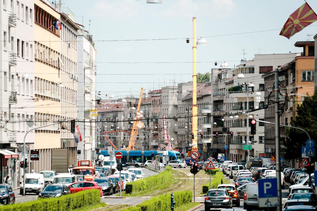 Zagreb: U Zvonimirovoj postavljene četiri dizalice zbog sanacije od potresa