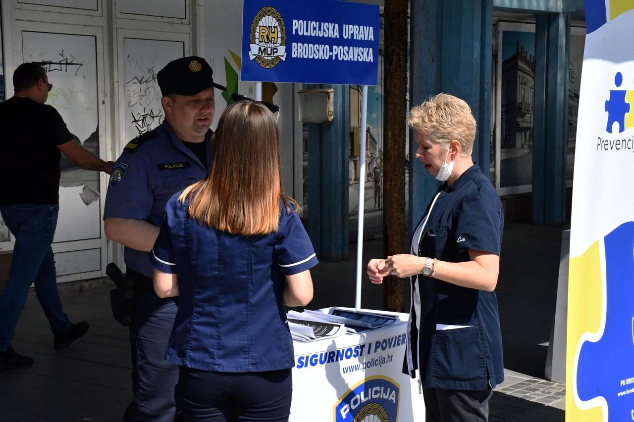 Slavonski Brod: Preventivno-edukativna akcija policije u vezi stradavanja djece od dehidracije u vozilima