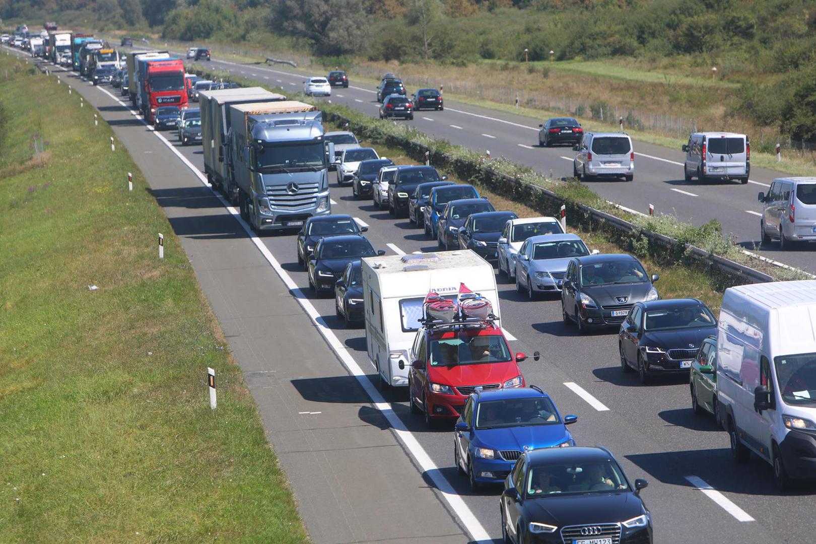 Pred naplatama Lučko u smjeru Zagreba kolona je oko 3 km, a pred naplatama Demerje kolona je oko 1 km.