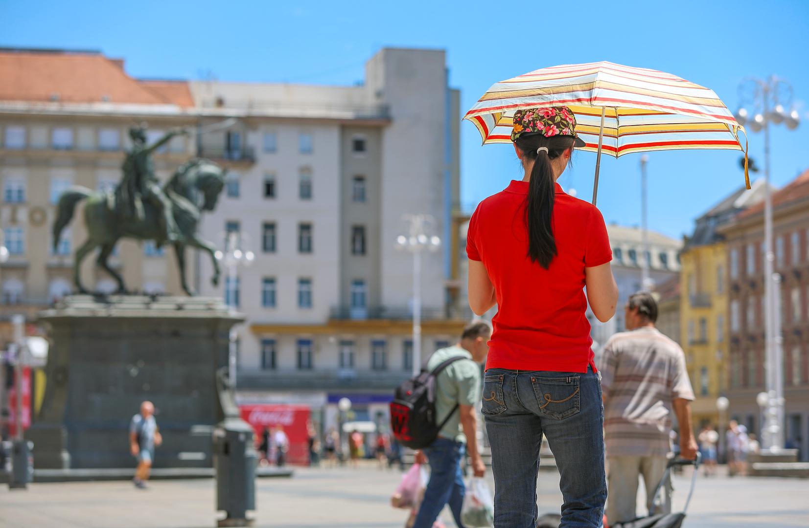 Mnoge stanovnike, ali i turiste, tako su primorale da se kišobranima zaštite od sunca i velikih vrućina. 