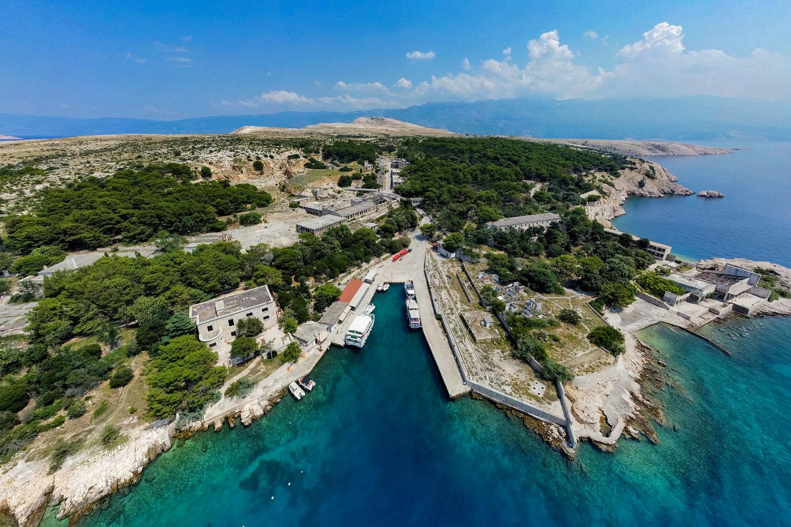 Prije više od 75 godina, točnije 9. srpnja 1949., prva skupina političkih kažnjenika komunističke Jugoslavije iskrcana je na Goli otok. Tim se povodom Šime Zelić, fotograf Pixsella, zaputio ovih dana na Goli, otočić u Velebitskom kanalu koji je od 1949. do 1956. služio kao koncentracijski logor, a onda i običan zatvor.