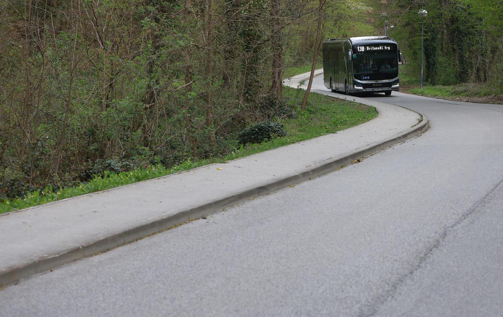 04.04.2023., Zagreb - Britanski trg. ZET testira elektricni autobus na liniji 138 za Zelengaj. Photo: Sanjin Strukic/PIXSELL