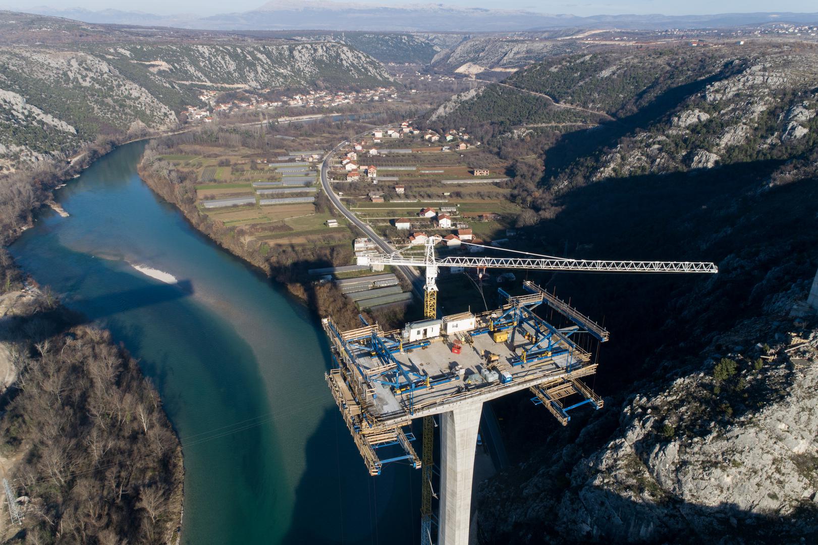 05.01.2023., Pocitelj, Bosna i Hercegovina - Radovi na mostu Pocitelj, jednom od najvecih infrastrukturnih projekata na Koridoru 5C, jos uvijek traju, iako je trebao biti zavrsen u 03. mjesecu prosle godine. Most Pocitelj duzine 980m i visine 100m, a gradi se u sklopu poddionice Pocitelj - Zvirovici. Photo: Armin Durgut/PIXSELL