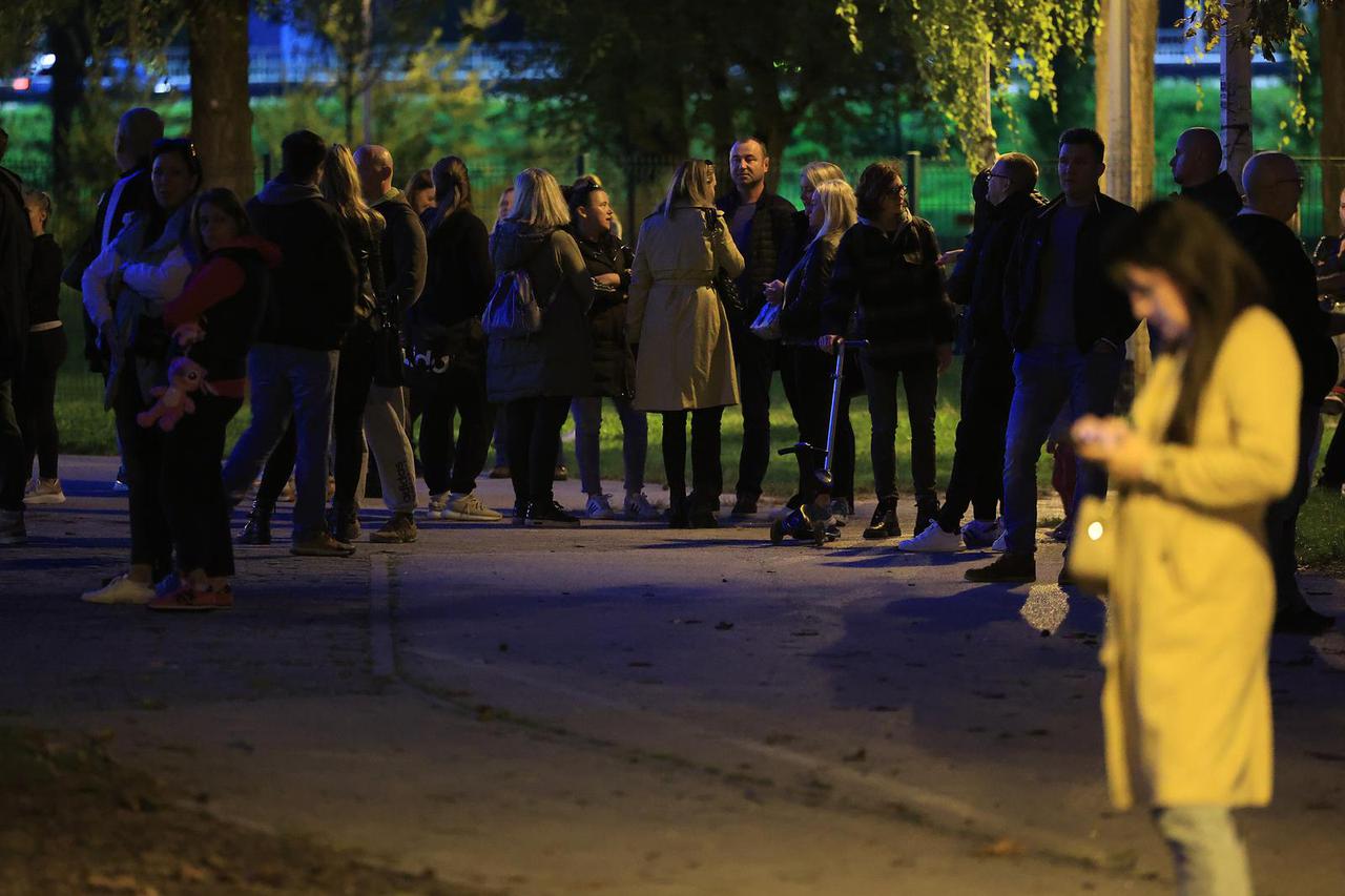 Zagreb: Okupljanje roditelja ispred osnovne škole Savski Gaj tijekom sastanka razrednog vijeća