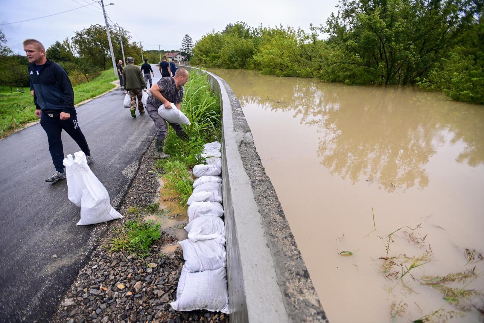 06.08.2023., Zagreb -  Uvedeno je izvanredno stanje obrane od poplava u naseljima oko Rugvice. Stanovnici Narta Savskog pune vreće pijeska kako bi zaštitili svoje kuće. Photo: Igor Soban/PIXSELL