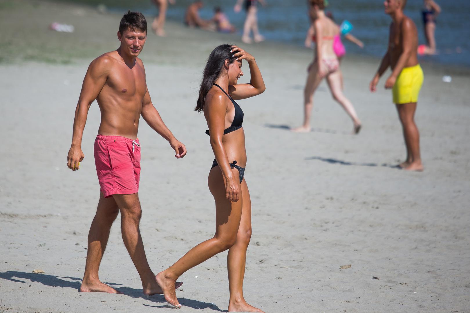 Bazeni su, kada to vrijeme dopušta, gotovo uvijek puni, a Slavonci posebno vole pješčanu plažu na Dravi.