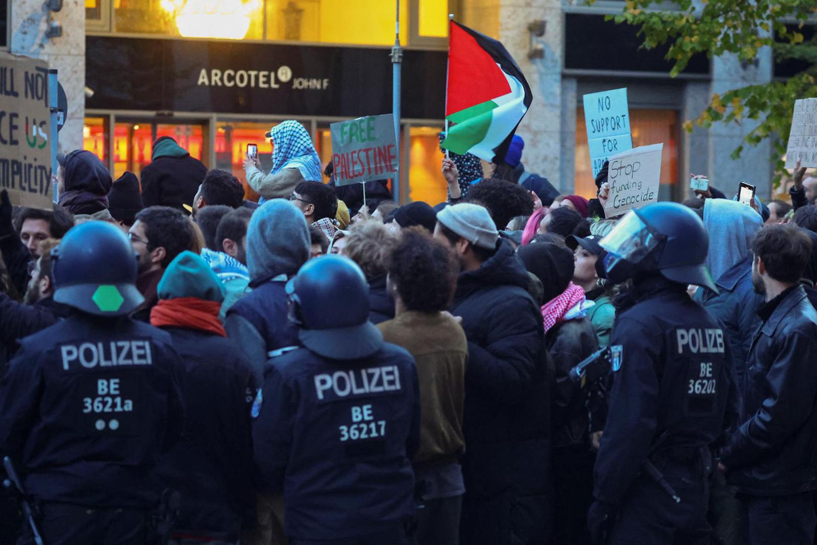 Pro-Palestinian demonstrators protest, as the conflict between Israel and Hamas continues, in Berlin, Germany, October 18, 2023. REUTERS/Fabrizio Bensch Photo: Fabrizio Bensch/REUTERS