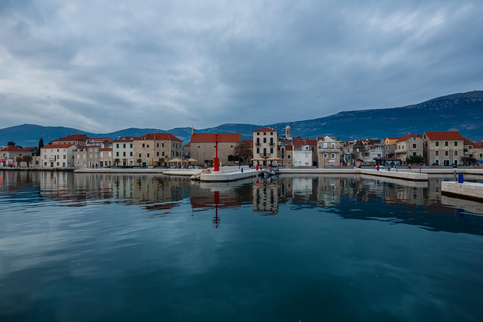 Ime je dobilo po jednoj hrvatskoj inačici riječi dvorac. Sedam naselja sličnog imena u jednom trenutku se spojilo u grad kakav je danas, ali zadržalo bogatstvo kulture. 