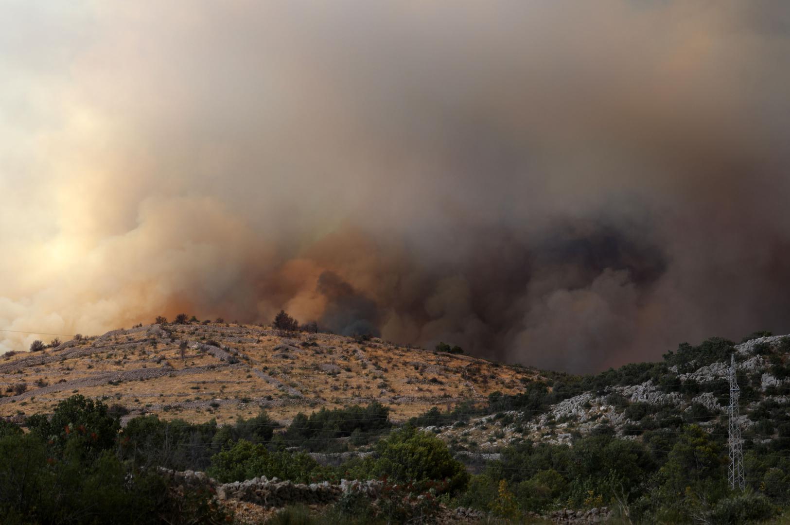 13.07.2022., Zaton - Pozar koji je izbio kod Vodica siri se prema Zatonu. Na terenu je 30-ak vatrogasaca s desetak vozila, a u gasenju su se prikljucila i dva kanadera. Photo: Dusko Jaramaz/PIXSELL