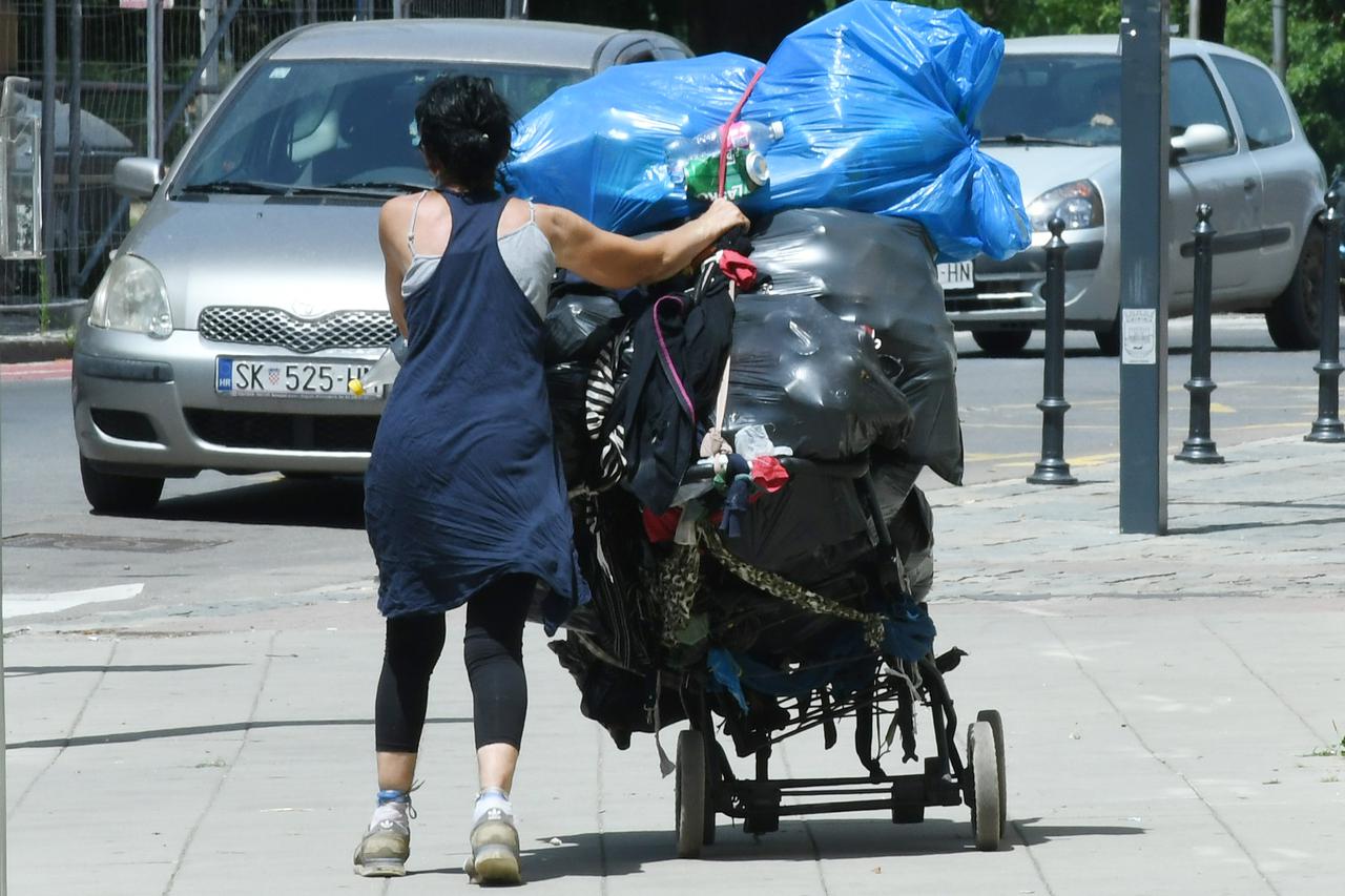 Sisak: Žena kolicima po vrućini prevozi hrpu vreća punih plastičnih boca do trgovačkog centra  