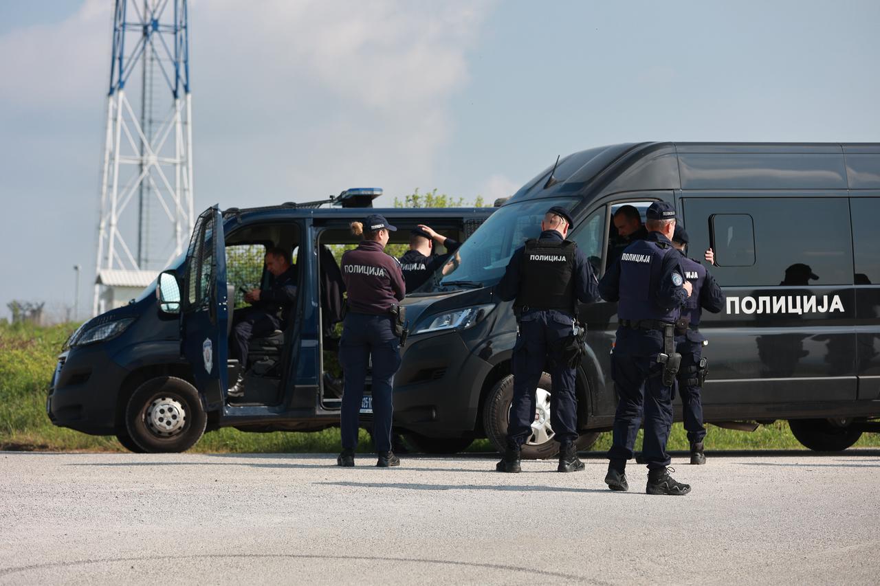 Dubona: Pripadnici policije na ulici ispred škole gdje je 21-godišnjak pucao na ljude