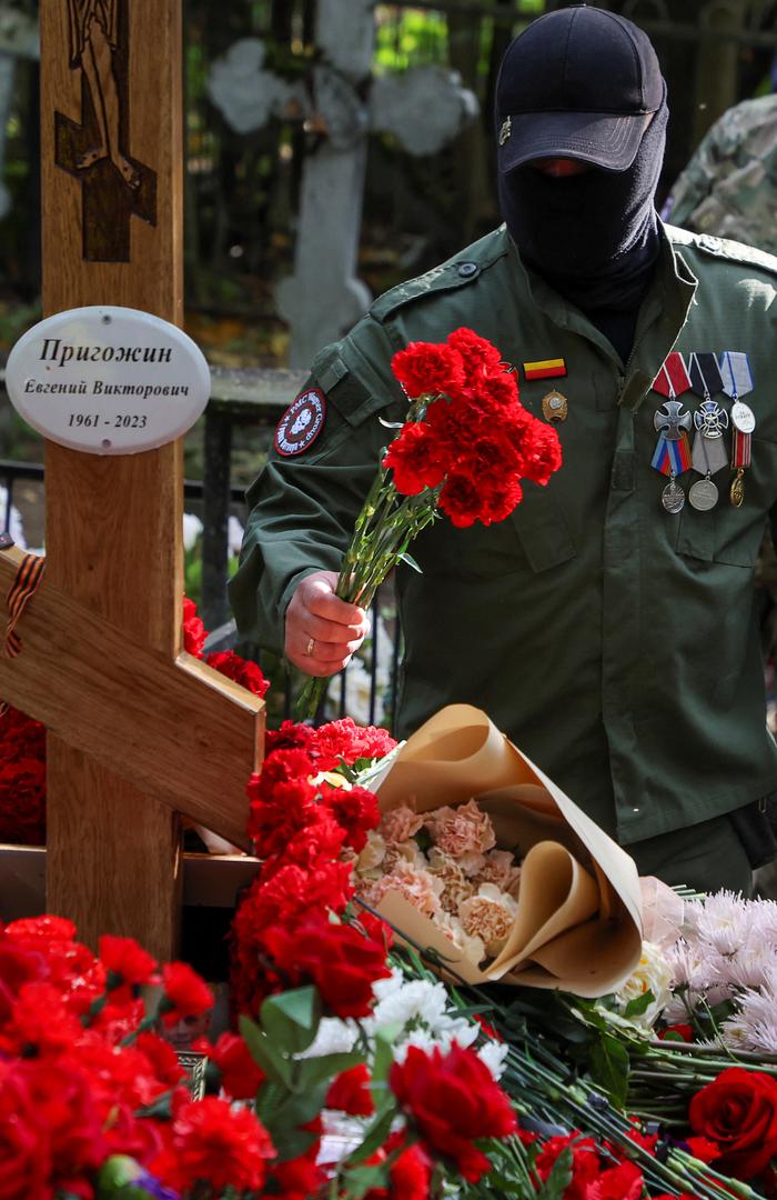 A man places flowers at the grave of Yevgeny Prigozhin, head of the Wagner mercenary group, while marking 40 days since Prigozhin and group commander Dmitry Utkin's death to respect an Orthodox tradition, at the Porokhovskoye cemetery in Saint Petersburg, Russia, October 1, 2023. REUTERS/Anton Vaganov Photo: ANTON VAGANOV/REUTERS