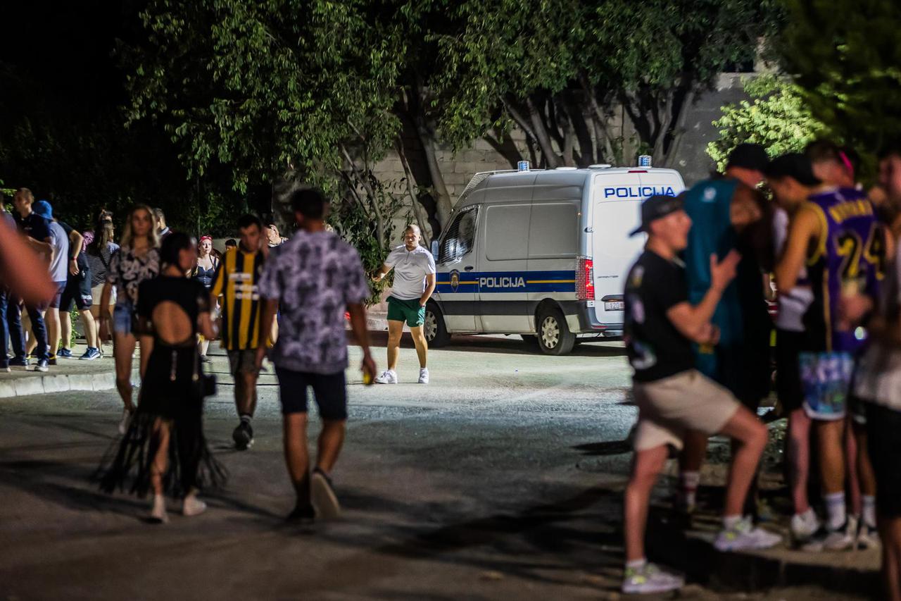 Split: Okupljanje posjetitelja prije početka treće večeri Ultra Europe Festivala 