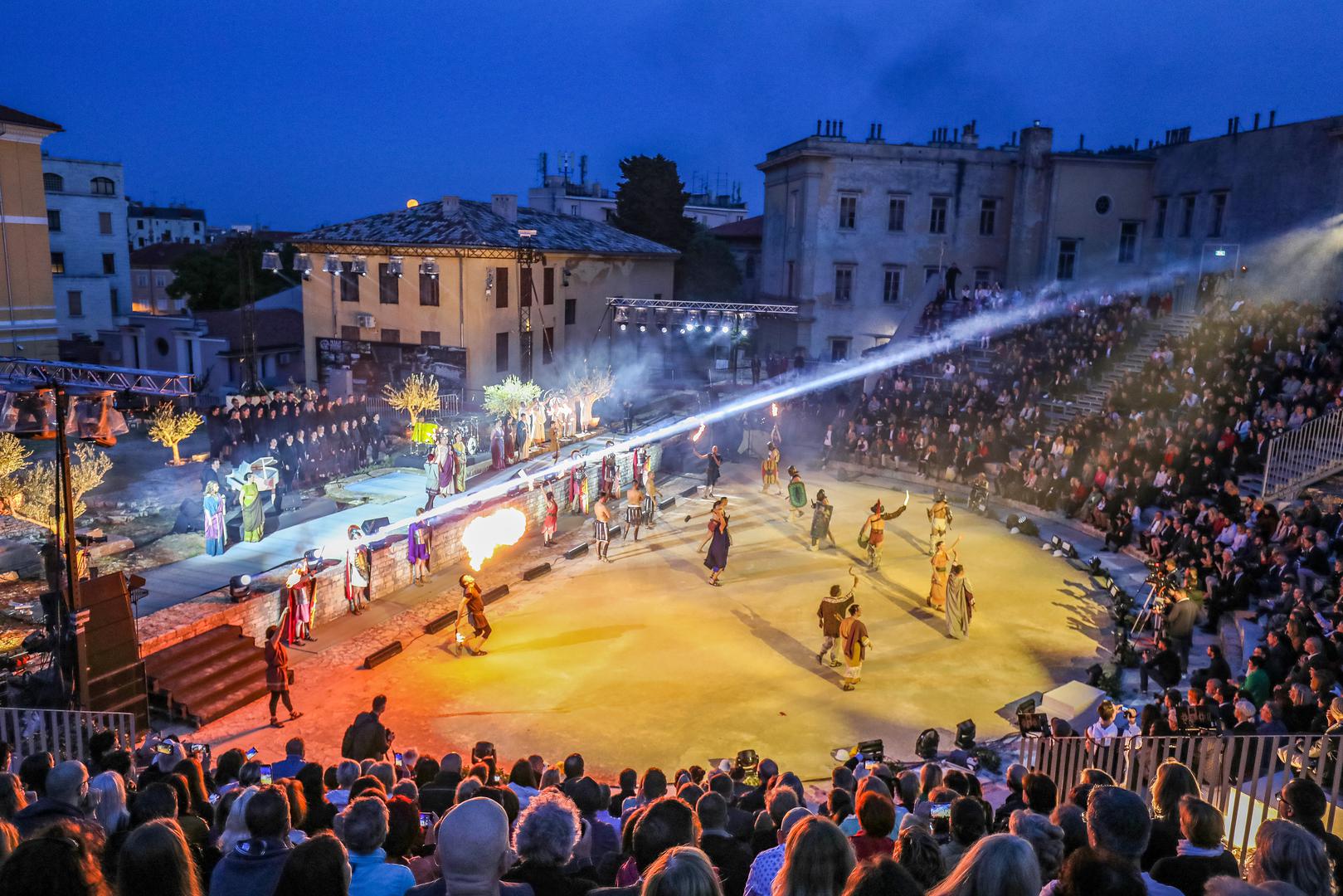 05.05.2023..,Pula -
Svečano otvoreno Malo rimsko kazaliste, jedan je to od najvecih projekata u kulturi u posljednjih dvadesetak godina vrijednog vise od tri milijuna eura. Svecanost otvorenja pratio je glazbeno-scenski program u reziji Kresimira Dolencica i Aleksandra Svabica. Riječ je o projektu koji je sufinanciralo Ministarstvo kulture i medija s 1,6 milijuna eura, 1,1 milijuna eura osigurano je kroz fondove Europske unije (SAFU odnosno MRRFEU), dok je ostatak sredstava osigurao Arheoloski muzej Istre. Photo: Srecko Niketic/PIXSELL