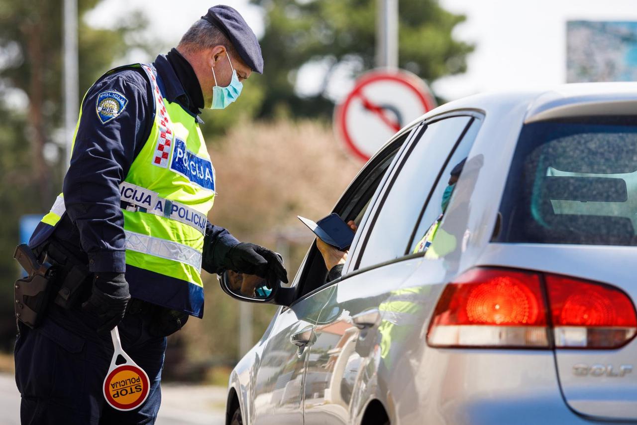 Podstrana: Policija kontrolira propusnice vozača na jednoj od kontrolnih točaka