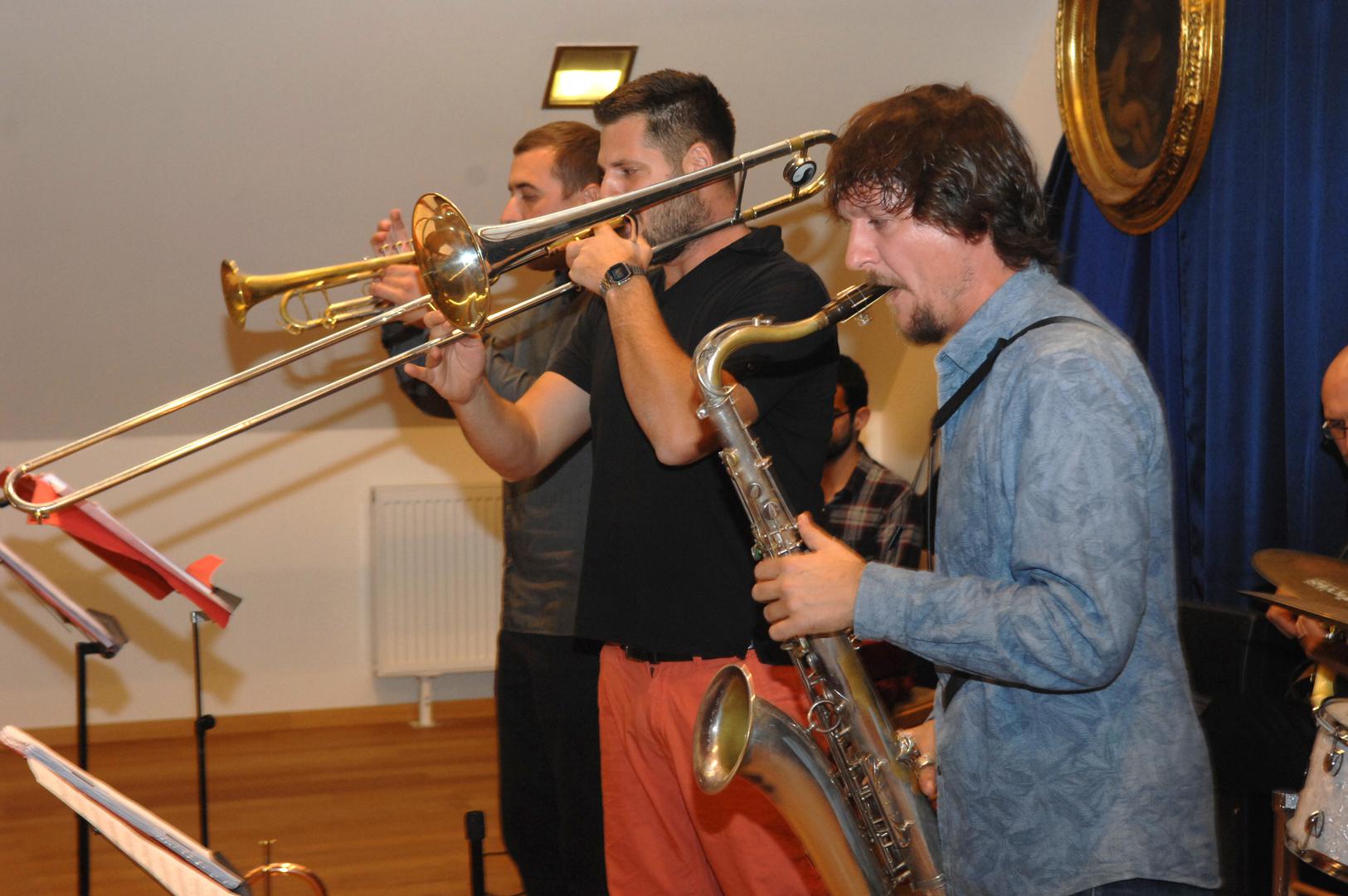 27.09.2014., Bjelovar - Jazz sekstet B's FUNstallation u Gradskom muzeju odrzao svoj prvi koncert pred bjelovarskom publikom. Predvodjeni trubacem Zvonimirom Bajevicem i trombonistom Mironom Hauserom (brat poznatog violoncelista Stjepana Hausera iz 2Cellos) izveli su uglavnom autorske stvari, a sjajnim su nastupom odusevili poklonike jazz glazbe. Inace, koncert je odrzan u sklopu obiljezavanja Dana grada Bjelovara i bjelovarskih branitelja.  "nPhoto: Damir Spehar/PIXSELL                                 