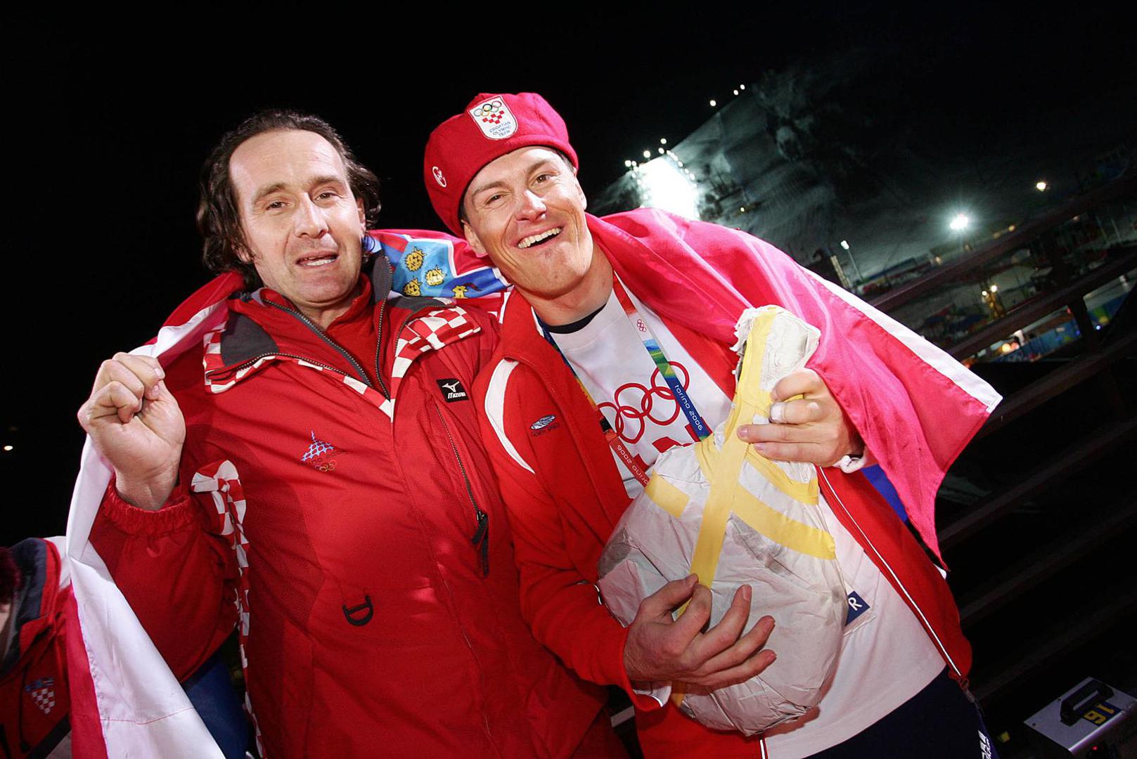 14.02.2006.,Torino ,Italija - ZOI Torino 2006, Setstriere. Muska kombinacija. Ivica Kostelic osvojio je srebrnu medalju u kombinaciji. Ivica slavlje u hrvatskoj kuci.sola mu je u ime bobarPhoto Zeljko Lukunic/Vecernji list