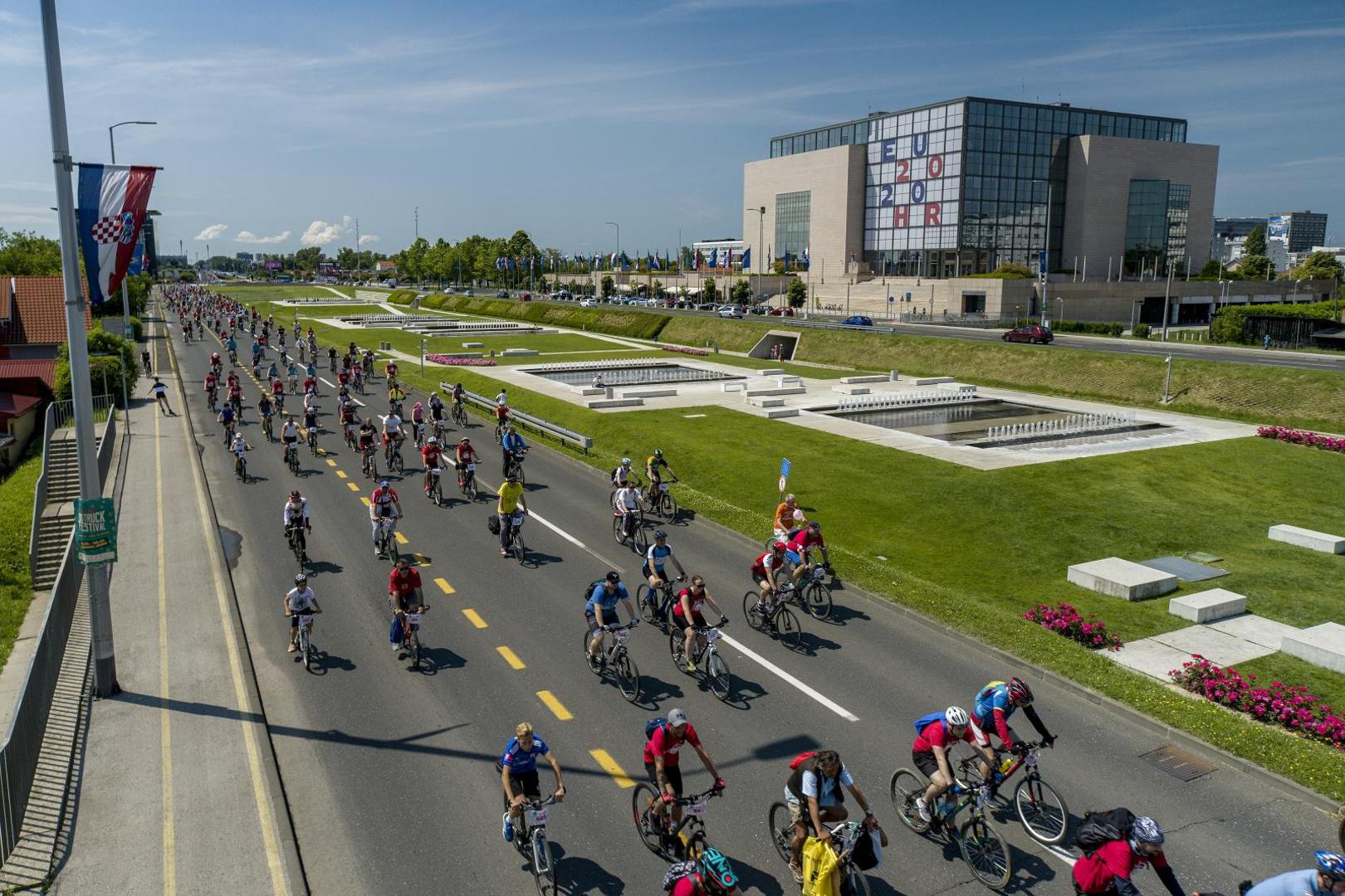 Vozilo se rutom od osam i pol kilometara od Bundeka pa Avenijom Većeslava Holjevca, zatim Vukovarskom do Savske pa natrag Slavonskom i preko Mosta slobode.