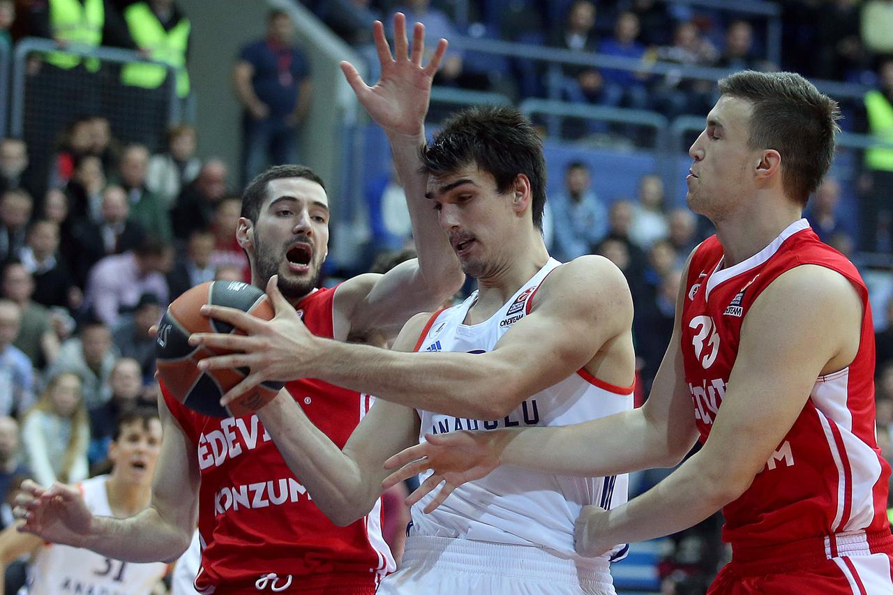 21.01.2016., KC Drazen Petrovic, Zagreb - Turkish Airlines Euroliga, Top 16, skupina E, 4. kolo, KK Cedevita - Anadolu Efes Istanbul. Dario Saric, Luka Babic, Marko Arapovic.  Photo: Goran Stanzl/PIXSELL