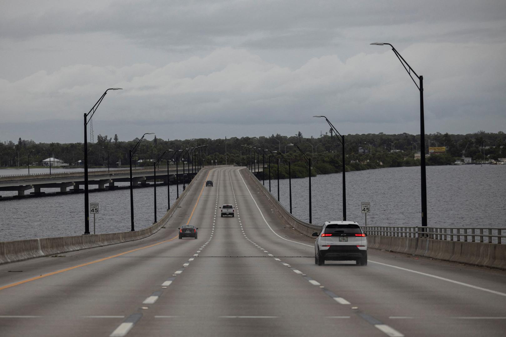 Cars drive over the Caloosahatchee Bridge as Hurricane Milton approaches Fort Myers, Florida, U.S. October 8, 2024. REUTERS/Ricardo Arduengo Photo: RICARDO ARDUENGO/REUTERS