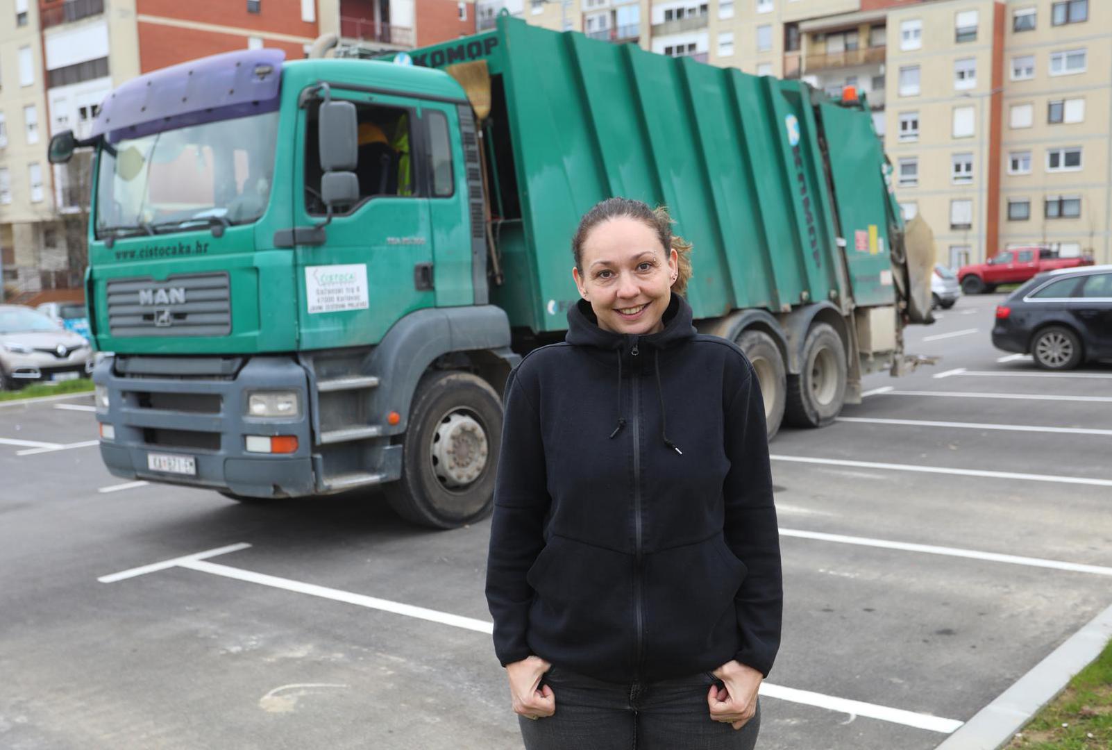 07.03.2024.,  Karlovac - Jelena Ivsic (40) jedina je vozacica kamiona u karlovackoj gradskoj tvrtki Cistoca u kojoj radi vec osam godina. Majka je trojice djecaka od 16,15 i 3,5 godine, u slobodno vrijeme vozi i motor. Photo: Kristina Stedul Fabac/PIXSELL