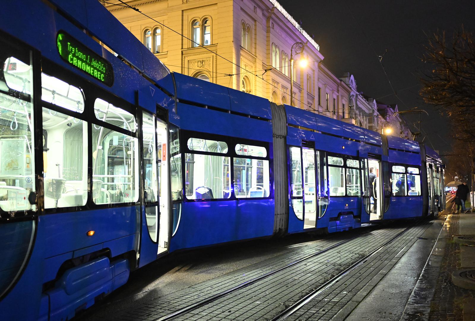 09.12.2024., Zagreb - ZET-ov tramvaj broj sest iskocio je iz tracnica na Trgu kralja Tomislava Photo: Neva Zganec/PIXSELL