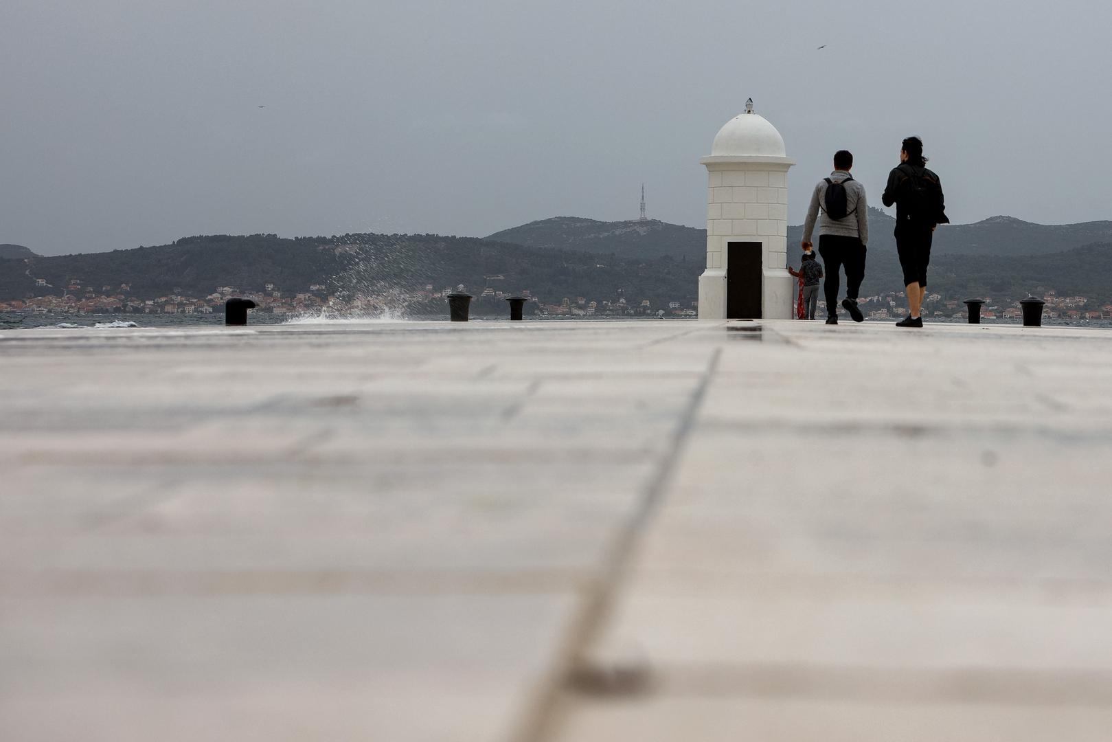 Oborina će biti češća i obilnija na Jadranu i predjelima uz njega, posebice u noći i ujutro. Vjetar će biti slab do umjeren jugozapadni, u gorju i na Jadranu jak, a na južnom dijelu i jugo. 