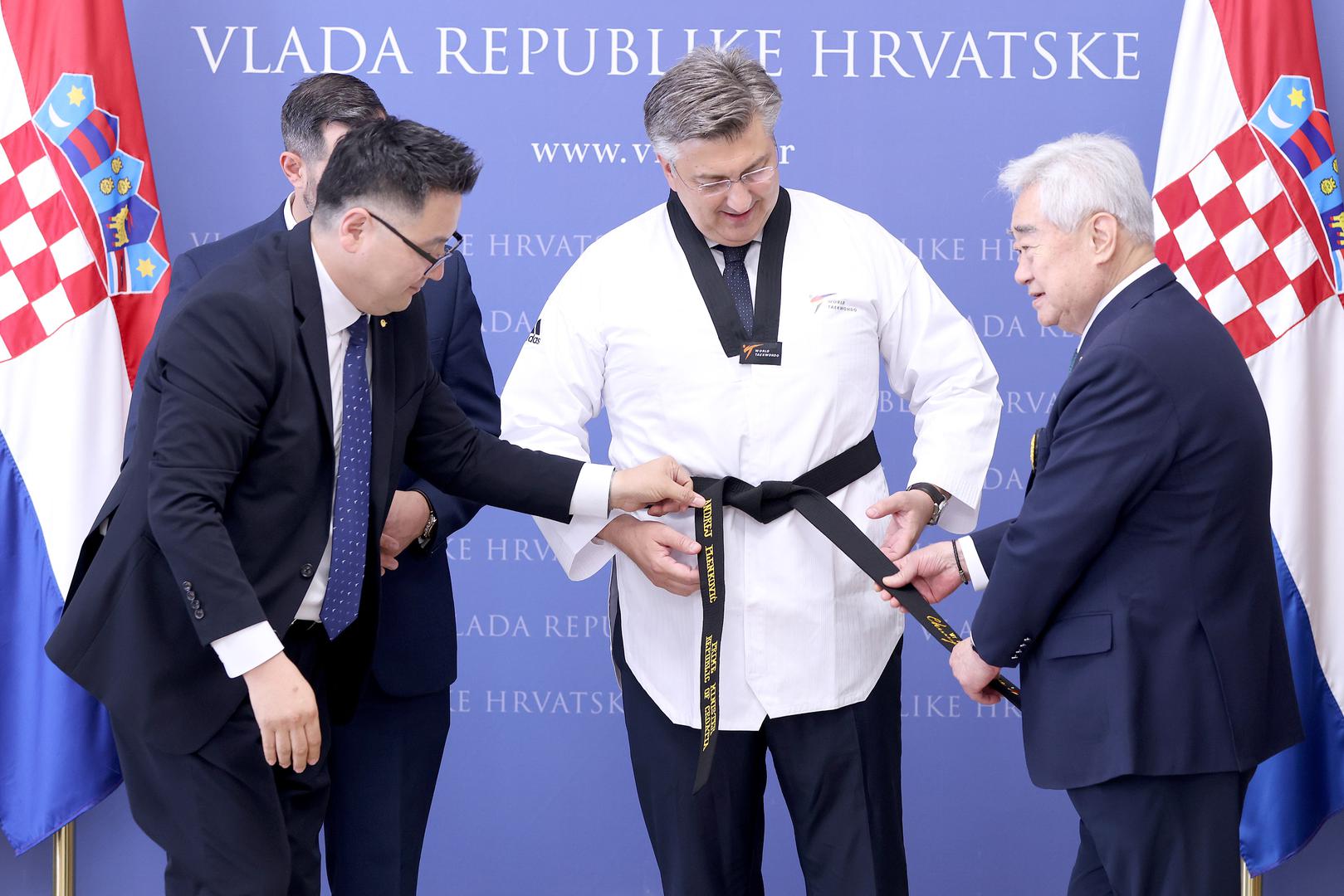 Predsjednik Vlade Andrej Plenković primio je u srijedu u Banskim dvorima izaslanstvo Svjetske taekwondo federacije, na čelu s predsjednikom Chungwonom Choueom.