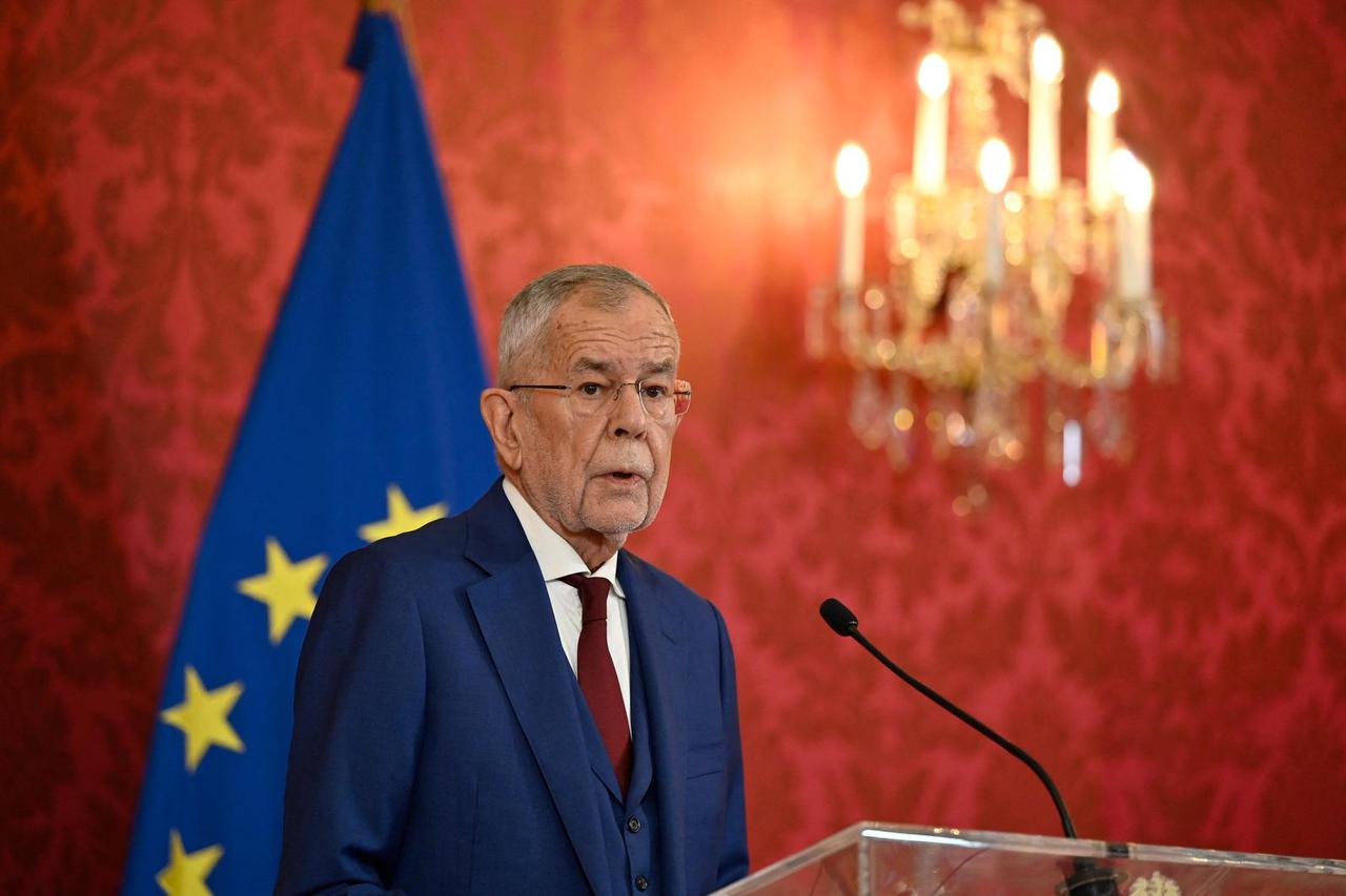 Austrian President Alexander Van der Bellen delivers a statement in Hofburg Palace in Vienna