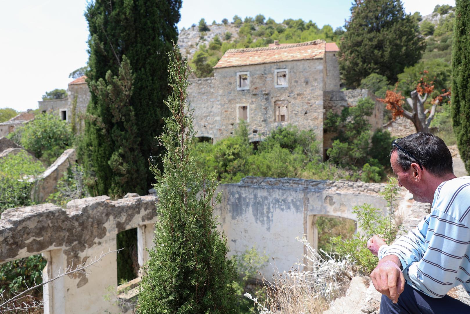 25. 07. 2024., Hvar- napusteno selo selo Malo Grablje u koje se prvi vratio Berti Tudor i otvorio obiteljski restoran u koji se moze doc samo po rezervaciji.  Photo: Ivana Ivanovic/PIXSELL