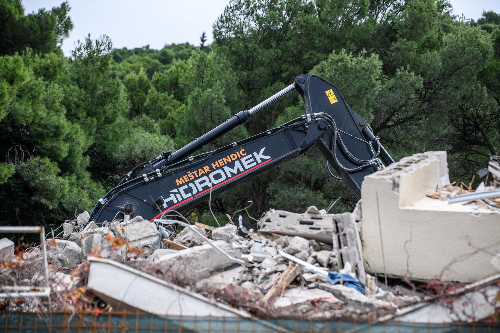 Inače, dosadašnji Hotel Adriatic imao je 18 metara, a sad će se vinuti do 22 metra. Hotel se trenutno sastoji od suterena, prizemlja i tri kata, u suterenu se nalaze poslovni prostori koji se planiranom rekonstrukcijom zadržavaju, a preostali dio postojeće građevine se uklanja. 