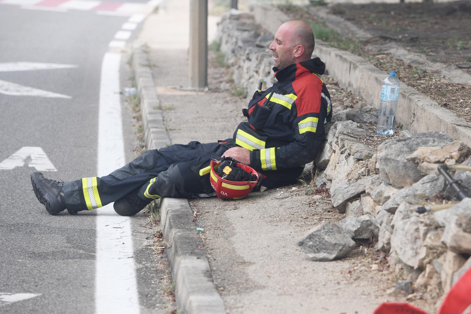 Zbog jakih udara vjetra požar koji je iza 11 sati buknuo kod Grebaštice u blizini Šibenika još uvijek nije pod kontrolom i širi se nošen jugom, zahvatio je i stambene objekte, a stožer civilne zaštite odlučio je da se evakuirani stanovnici smjeste u sportsku dvoranu Baldekin