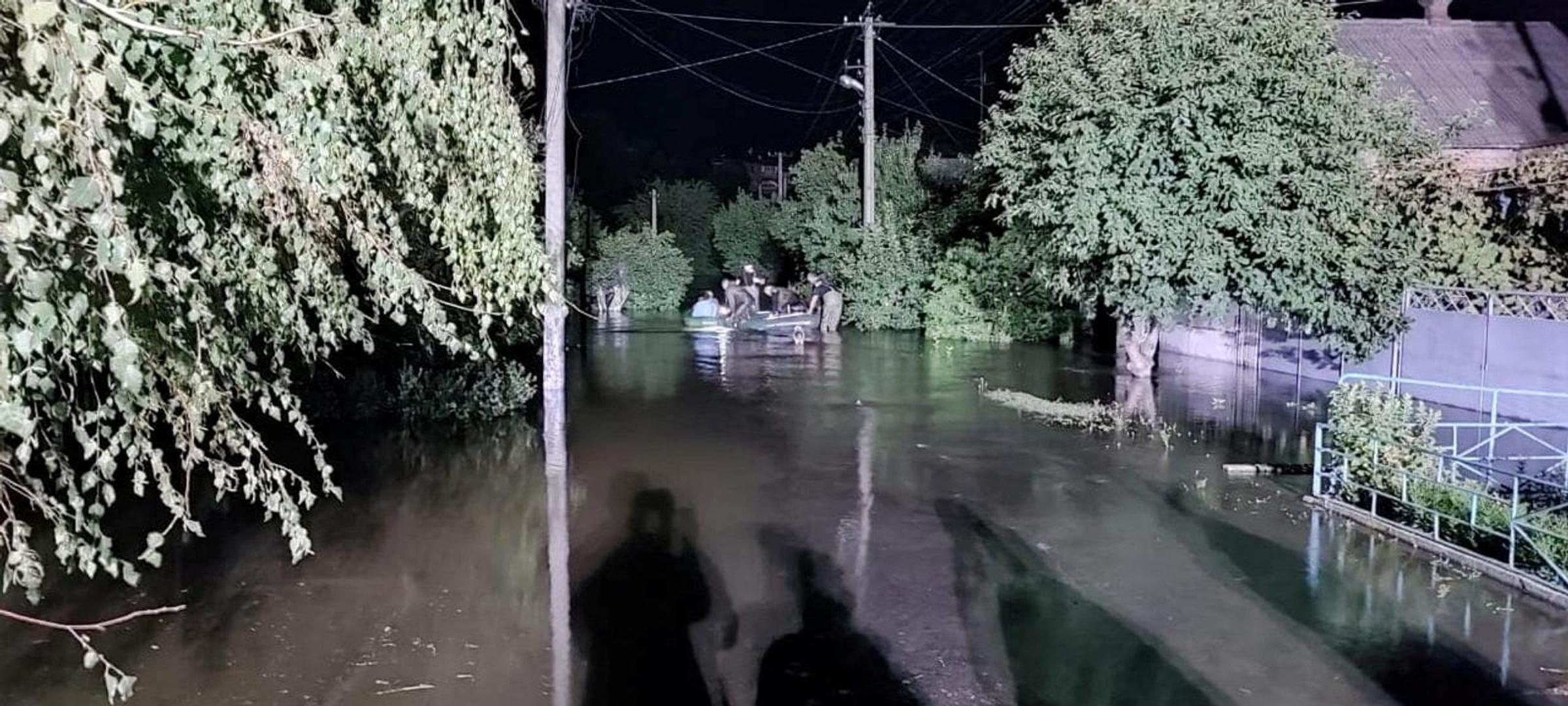 Rescuers help people to be evacuated from a flooded area after a Russian missile hit a hydraulic structure, amid Russia's attack on Ukraine, in Kryvyi Rih, Ukraine, in this handout picture released September 15, 2022. Press service of the State Emergency Service of Ukraine/Handout via REUTERS ATTENTION EDITORS - THIS IMAGE HAS BEEN SUPPLIED BY A THIRD PARTY. Photo: State Emergency Service of Ukrai/REUTERS